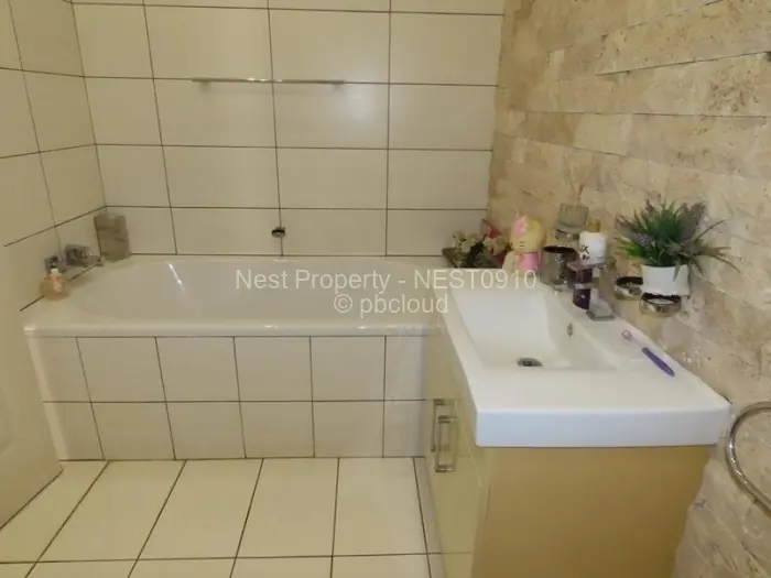 6 Bedroom House for Sale in Alexandra Park, Harare