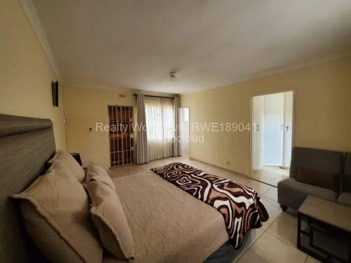 5 Bedroom House to Rent in Hillside