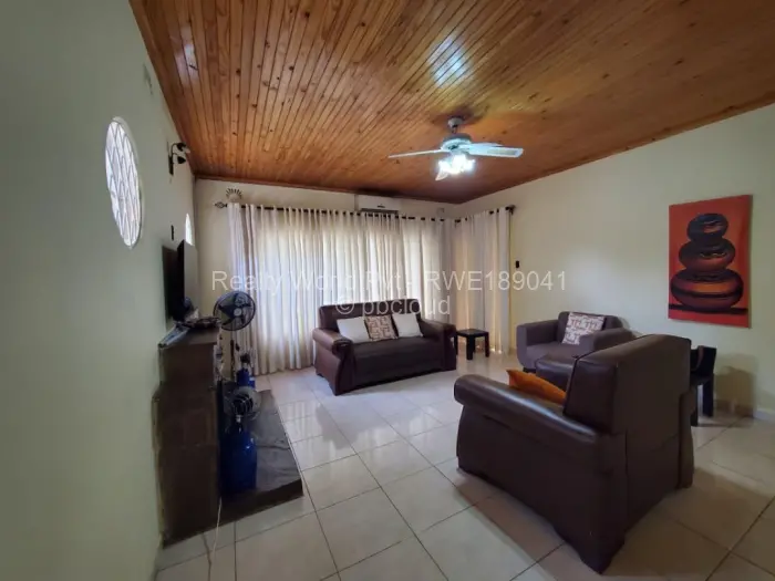 5 Bedroom House to Rent in Hillside