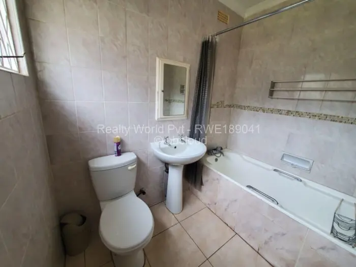 5 Bedroom House to Rent in Hillside