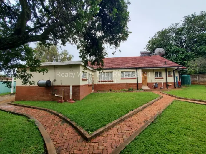5 Bedroom House to Rent in Hillside