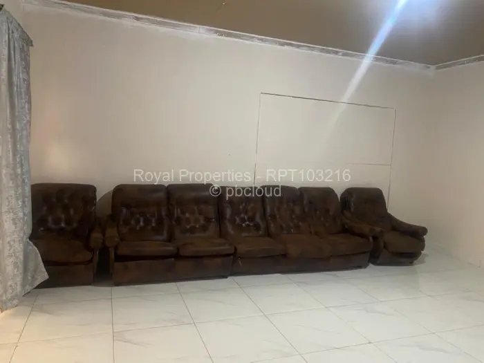 8 Bedroom House for Sale in Adelaide Pk Gweru, Gweru