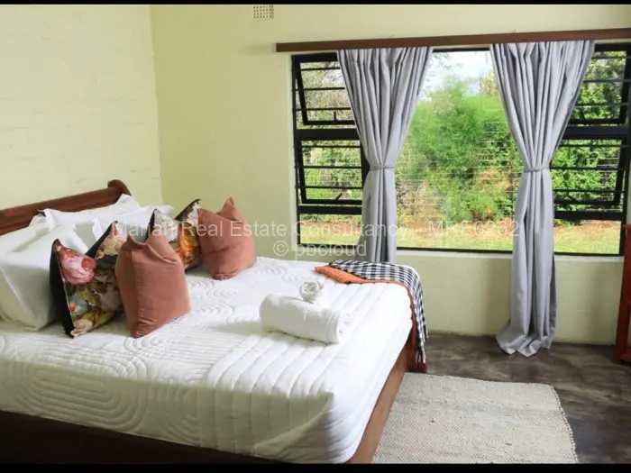 4 Bedroom Cottage/Garden Flat for Sale in Douglasdale, Bulawayo