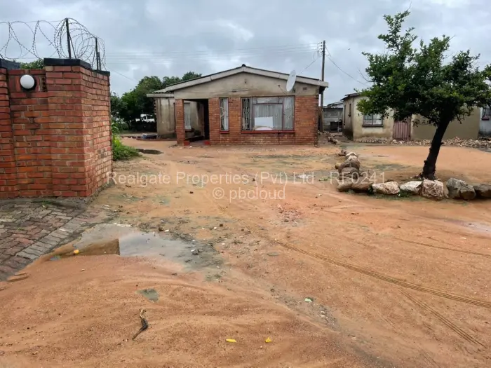 2 Bedroom House for Sale in Cowdray Park, Bulawayo