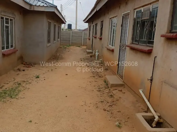 6 Bedroom House for Sale in Budiriro, Harare