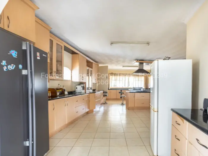 6 Bedroom House for Sale in Hogerty Hill, Harare