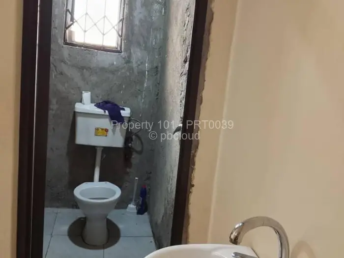 6 Bedroom House for Sale in Zimre Park, Harare