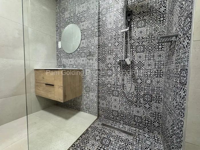 Flat/Apartment to Rent in Borrowdale West