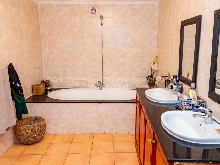 6 Bedroom House for Sale in Colne Valley, Harare