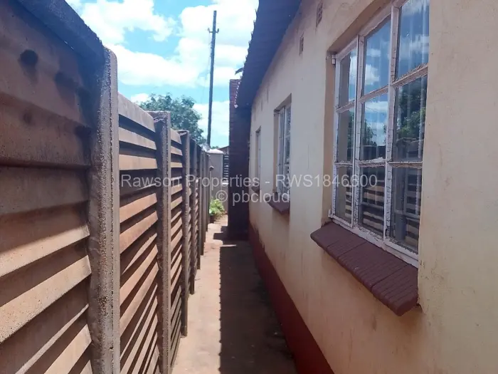 5 Bedroom House for Sale in Kuwadzana, Harare