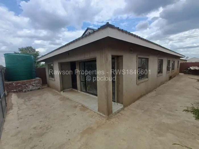 6 Bedroom House for Sale in Budiriro, Harare