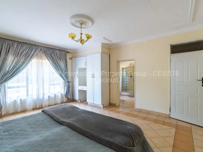 6 Bedroom House to Rent in Borrowdale, Harare