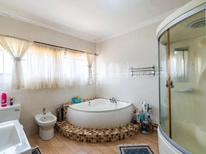 6 Bedroom House to Rent in Borrowdale, Harare