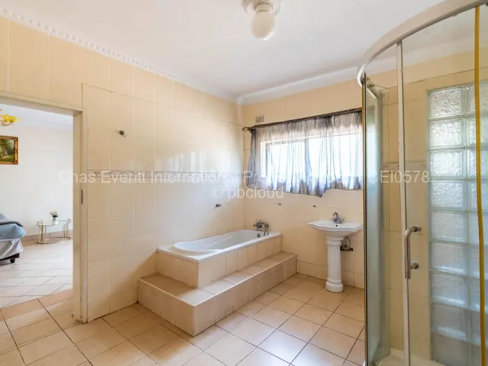 6 Bedroom House to Rent in Borrowdale, Harare