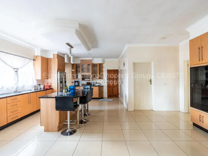 6 Bedroom House to Rent in Borrowdale, Harare