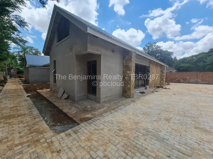 Townhouse/Cluster to Rent in Emerald Hill, Harare