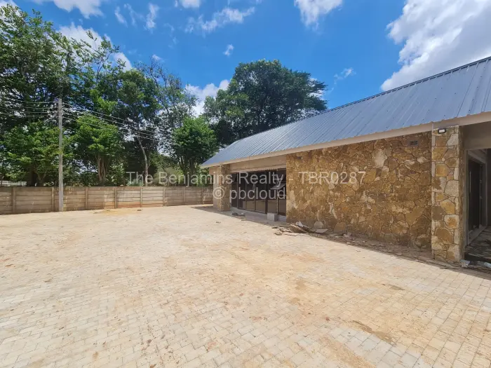Townhouse/Cluster to Rent in Emerald Hill, Harare