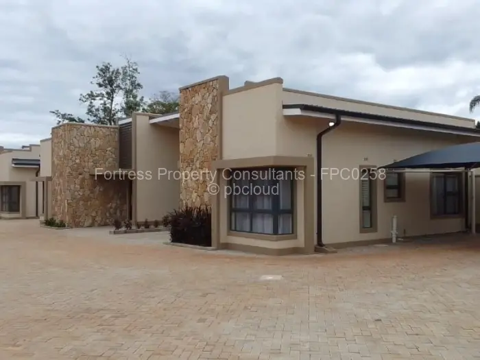 Townhouse/Cluster to Rent in Pomona