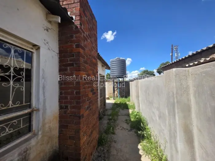 4 Bedroom House for Sale in Chitungwiza, Chitungwiza