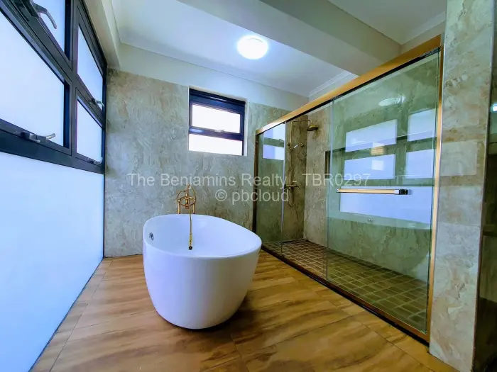 Townhouse/Cluster to Rent in Newlands, Harare