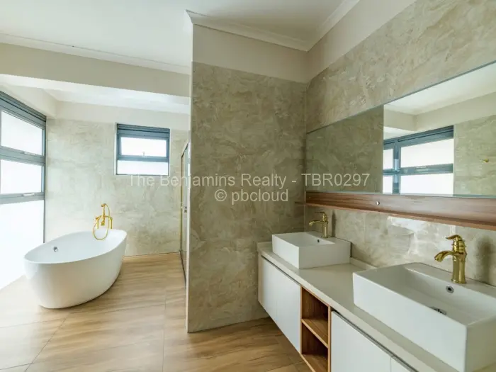 Townhouse/Cluster to Rent in Newlands, Harare