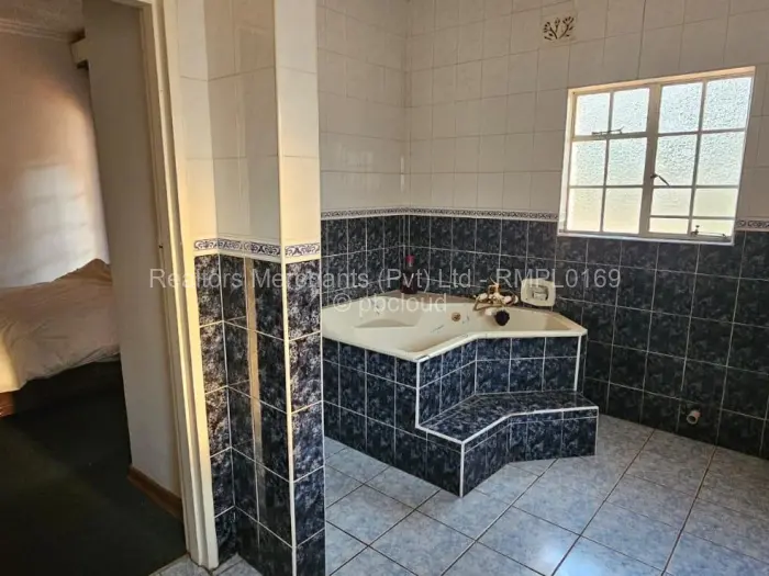 6 Bedroom House to Rent in Glen Lorne, Harare
