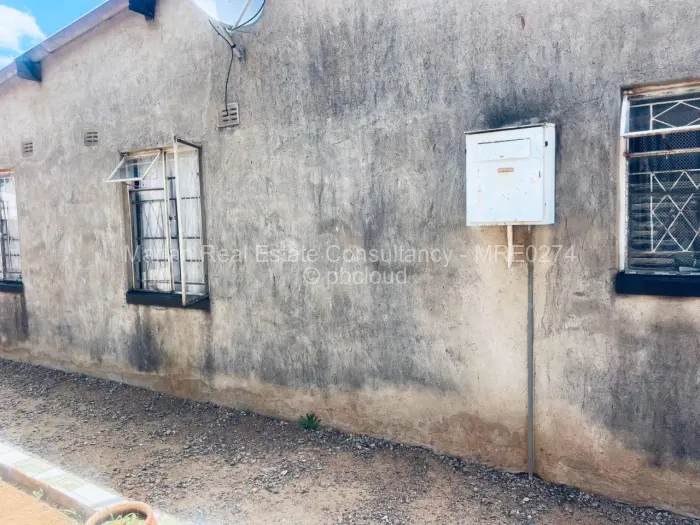 7 Bedroom House for Sale in Emganwini, Bulawayo