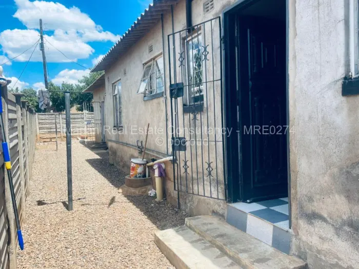 7 Bedroom House for Sale in Emganwini, Bulawayo