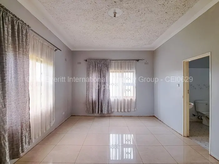 5 Bedroom House to Rent in Crowhill Views, Harare