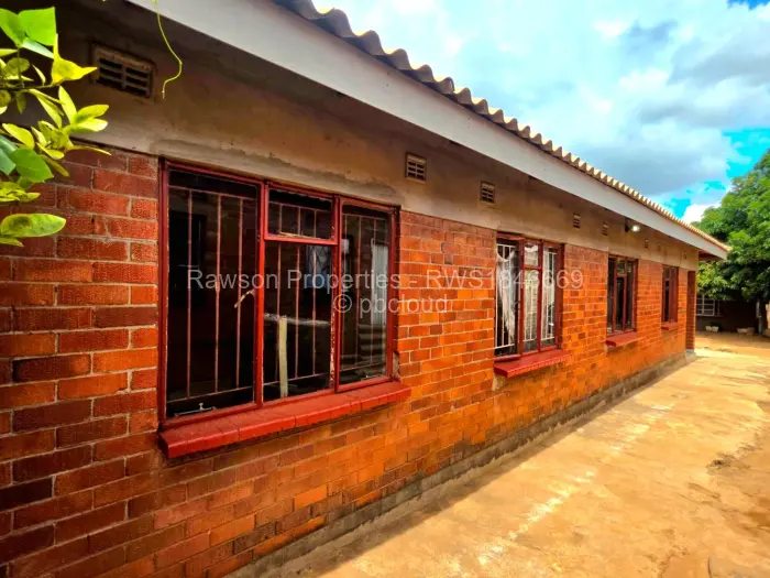 5 Bedroom House for Sale in Kuwadzana, Harare