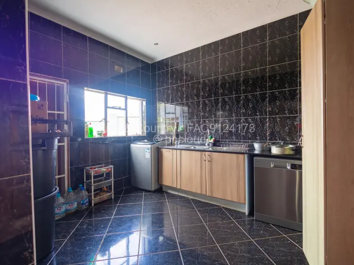 6 Bedroom House for Sale in Hogerty Hill, Harare