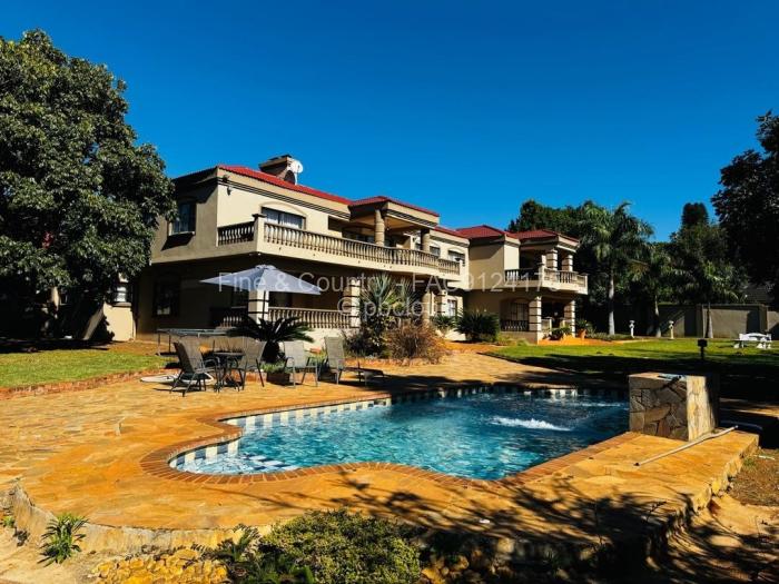 6 Bedroom House to Rent in Borrowdale, Harare
