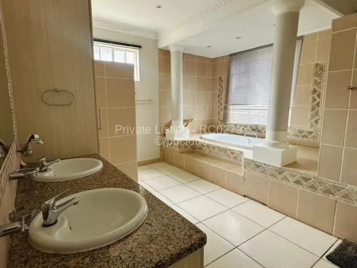 Townhouse/Cluster to Rent in Newlands, Harare