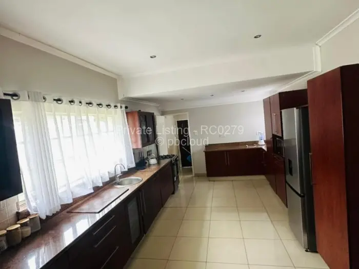 Townhouse/Cluster to Rent in Newlands, Harare