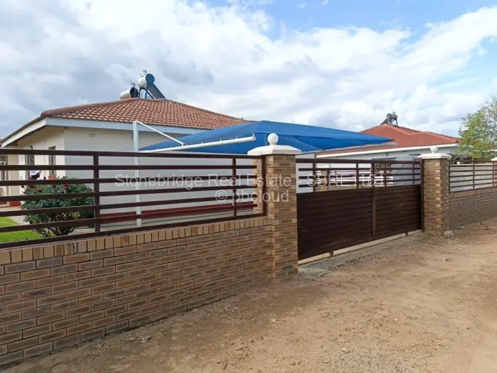 Townhouse/Cluster to Rent in Lochview, Bulawayo