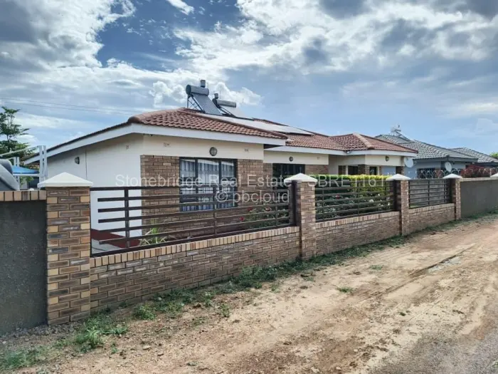 Townhouse/Cluster to Rent in Lochview, Bulawayo
