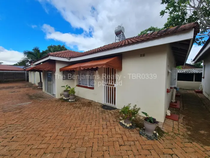2 Bedroom Cottage/Garden Flat to Rent in Borrowdale West, Harare