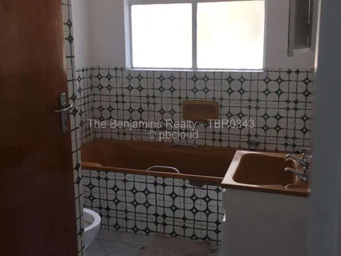 6 Bedroom House for Sale in Chiredzi, Chiredzi