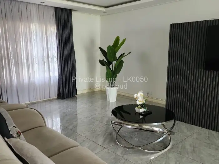 7 Bedroom House to Rent in Highlands, Harare
