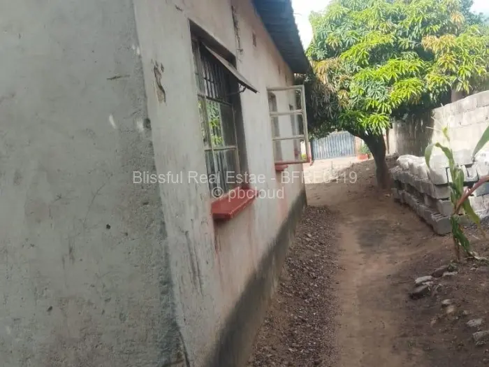 5 Bedroom House for Sale in Budiriro, Harare