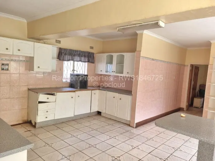 6 Bedroom House for Sale in Glen Lorne, Harare