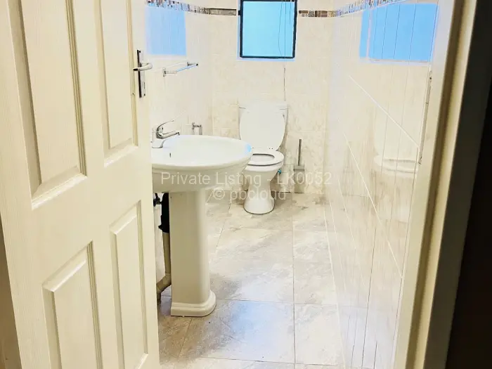 6 Bedroom House to Rent in Manresa, Harare