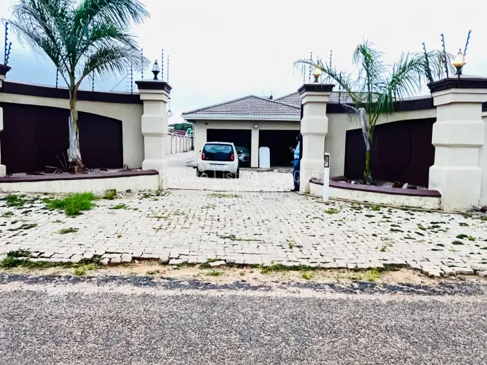 6 Bedroom House to Rent in Manresa, Harare