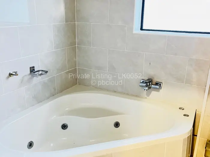 6 Bedroom House to Rent in Manresa, Harare