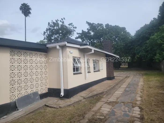 3 Bedroom House to Rent in Queensdale