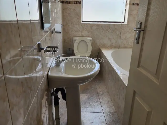 6 Bedroom House to Rent in Manresa