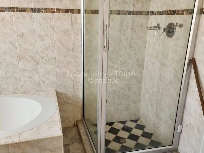 6 Bedroom House to Rent in Manresa