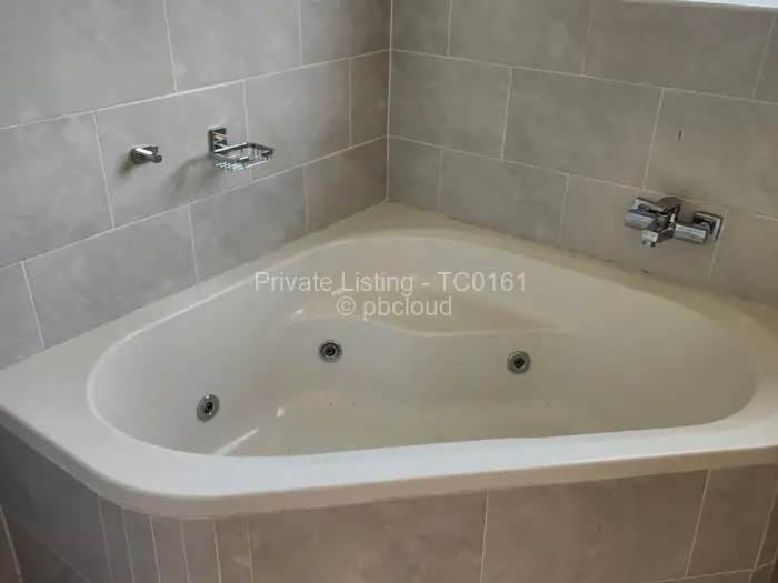 6 Bedroom House to Rent in Manresa