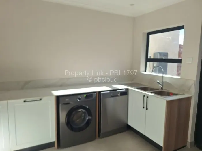 Townhouse/Cluster to Rent in Newlands, Harare