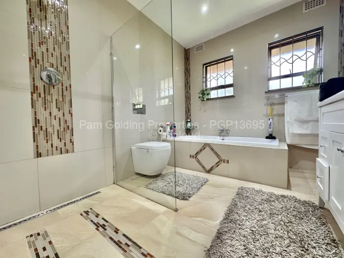 6 Bedroom House to Rent in Greystone Park